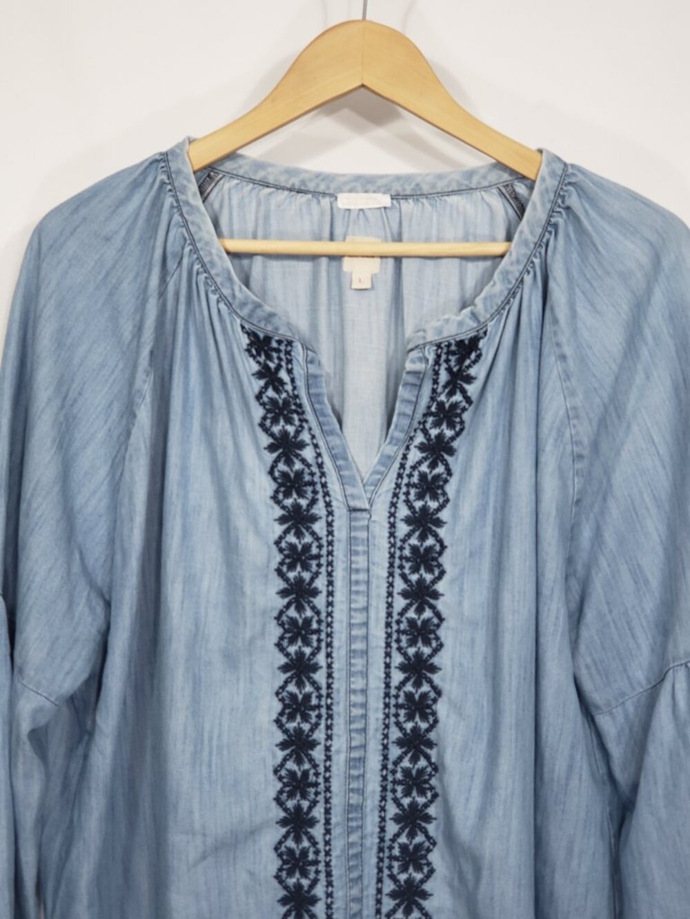 JAG Blue Long Sleeve Embroidered v-neck Blouse Women's Large - Picture 3 of 6
